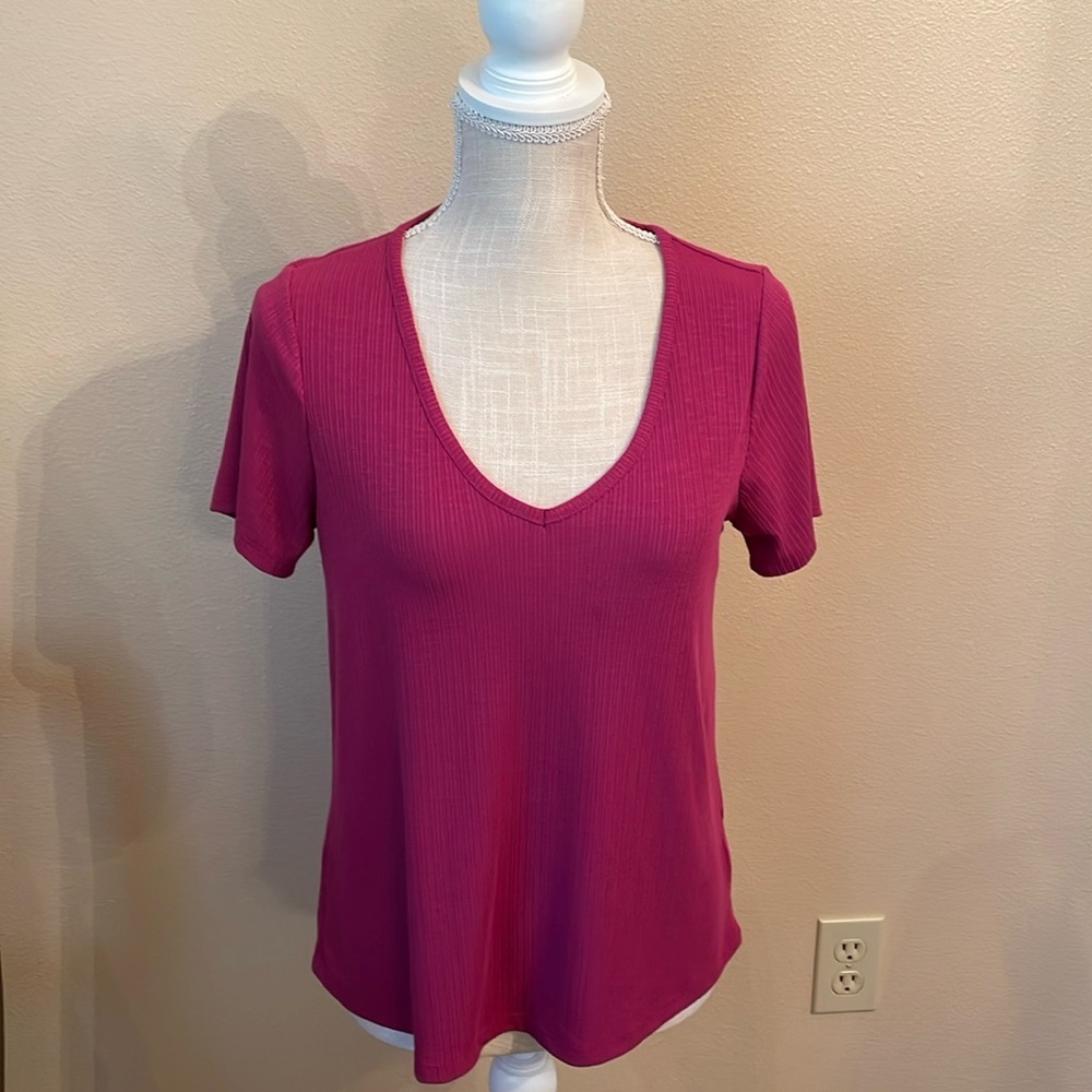 Old Navy Shirt Women’s Size XS Luxe Short Sleeve V Neck Ribbed Tee, Boysenberry